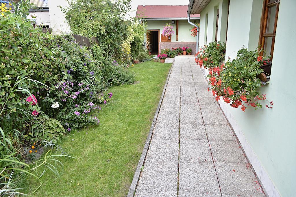 Apartman Namesti Hostinne Стая снимка